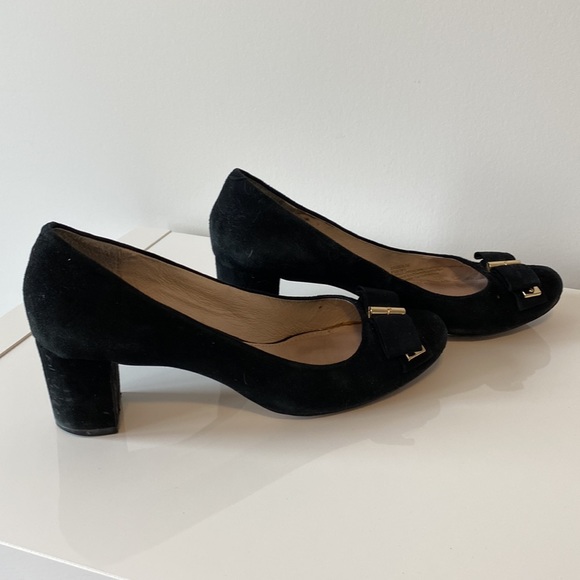 Suede size 8.5 heels with bow - Picture 2 of 5